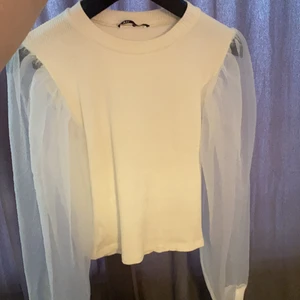 blus - jätte fin blus, storlek S. andvänd endast en gång, säljer den pga att de aldrig kommer till andvänding. minns ej priset, mitt pris är 100