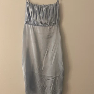 Silkesklänning - Ljusblå silkesklänning, helt ny oanvänd