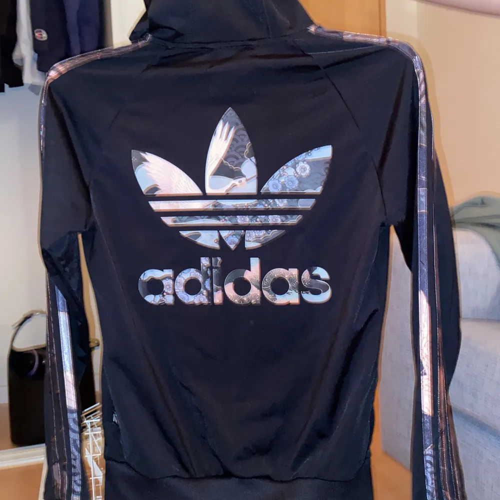 Adidas limited edition zip hoddie . Knappt använd men sitter jättesnygg! Den har mönster inuti luvan och på adidas märket på ryggen. Hoodies.