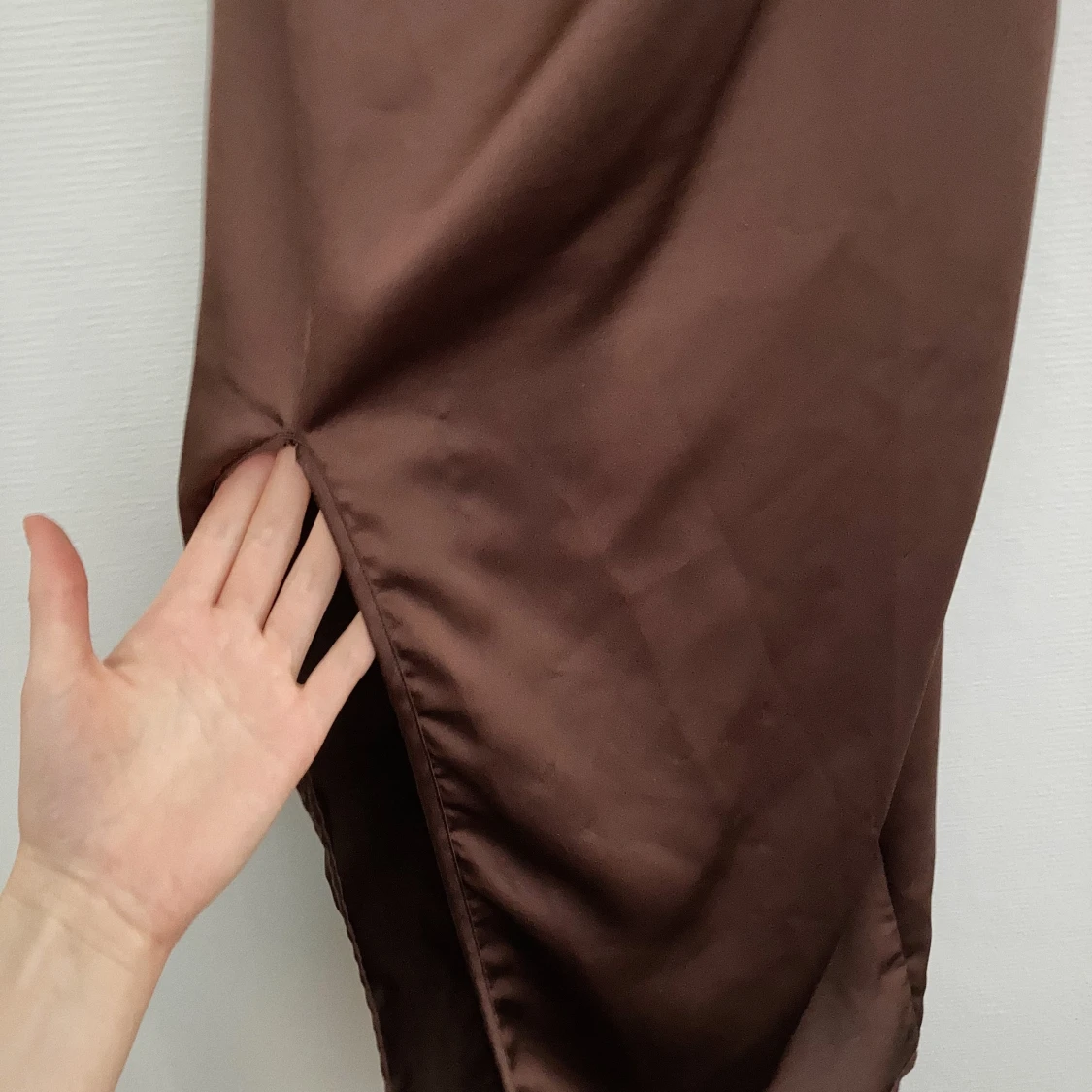 Brun klänning med slits - 90