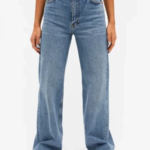 Yoko monki jeans - Blåa monki jeans i modellen yoko som på första bilden. Lite slitna längst ner men annars jätte bra skick. Skriv för fler bilder hur dem sitter på mig. Pris kan diskuteras 