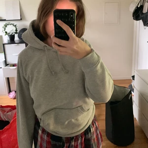 Hoodie - En hoodie från BokBok i xs men passar mig som vanligtvis är S/M beroende på hur man vill att den ska sitta! Säljes då jag har för mycket tjocka kläder 😃