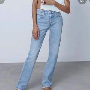 Säljer mina zara jeans i storlek 32, säljer för att de är för små för mig. De är använda några gånger men är i superbra skick. Passar långa personer och korta såklart.