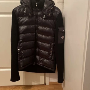 Moncler cardigan  - Väldigt fin moncler cardigan i Storlek 2 (Medium). Säljs pga jag inte har användning av den. Väldigt bra skick som ny.