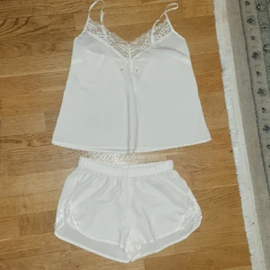 Nya Nattkläder  - Oanvänd nattkläder i satin med spets. Linnet kan användas till vardag/fest🥰 Pris för båda. 