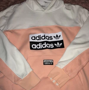 Adidas  - En jättefin adidas hoodie i färgen rosa och vit. Tyvärr har den blivit liten i storleken. Använd ett par gånger.