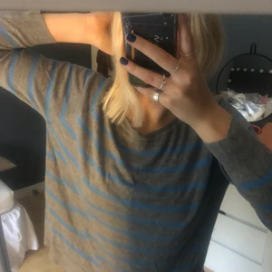 Zara tröja randig! - Säljer min super trendiga fina zara tröja. Tröjan kommer inte till använding längre därför säljs den. Tröjan är helt slutsåld på Saras hemsida och kan inte hitta tröjan.