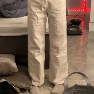 Storlek:150  - Dem här jeansen är i färgen beige. Dem har blivit använda några gånger men är fortfarande i bra skick. Jag säljer dem för att dem börjar bli för korta för mig. 