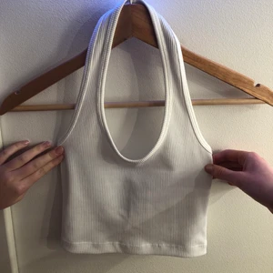 Halterneck topp❤️ - Säljer denna superfina halterneck toppen ifrån H&M❣️Endast använd en gång! Storlek XS och kostar 50kr+frakt!❤️
