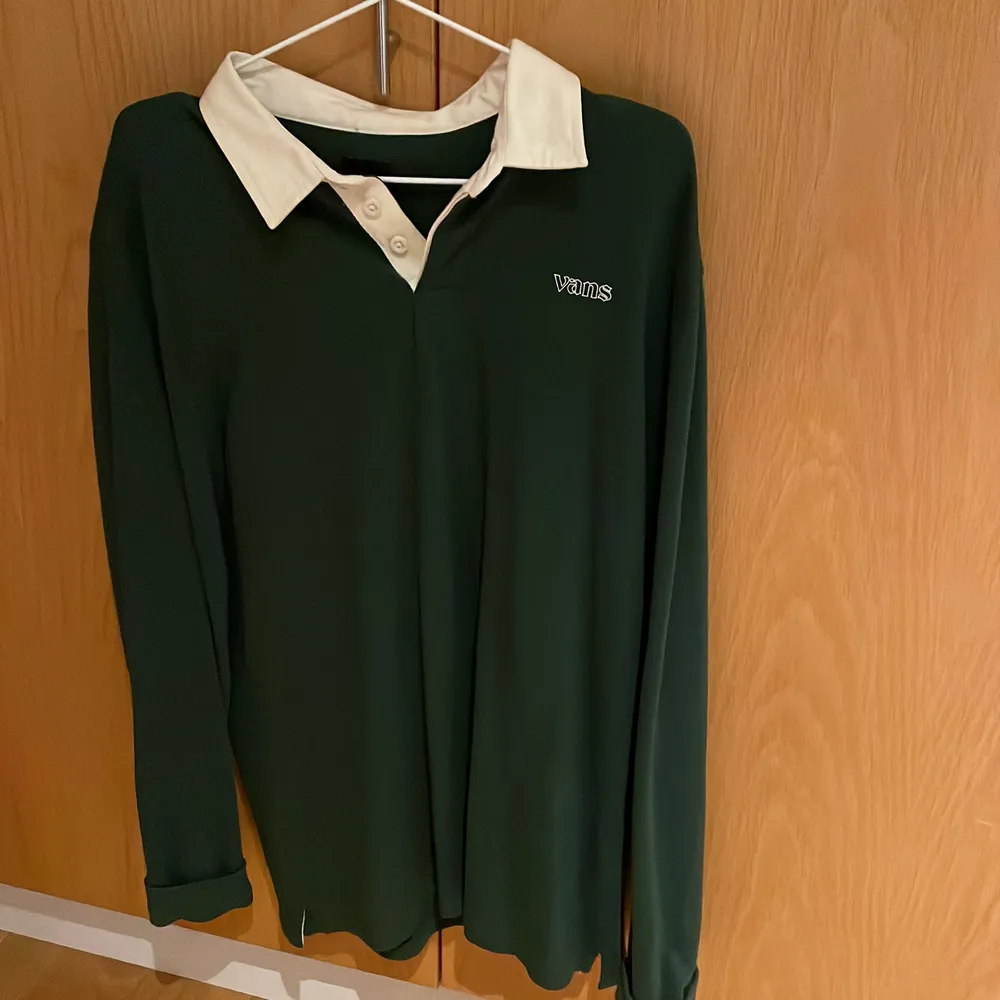 En grön långärmad tröja från vans med krage. Riktigt cool men säljer pga för liten. Aldrig använd och köptes för ca 900kr. Den är lite liten i storleken men annars regular passform. Tröjor & Koftor.