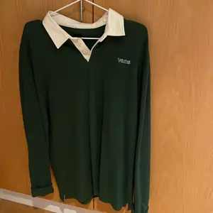 En grön långärmad tröja från vans med krage. Riktigt cool men säljer pga för liten. Aldrig använd och köptes för ca 900kr. Den är lite liten i storleken men annars regular passform