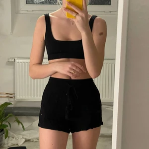 Shorts - Tunna sommar shorts med resår band och snörning i midjan. 