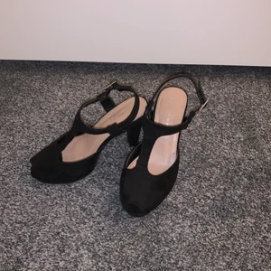 Skor  - Fina klackskor ifrån Din sko i storlek 35 men jag som har storlek 36 passar i dem. Använda Max 2 gånger, i använt men väldigt fint skick, säljer för 100kr💙 köparen står för frakt💙 (priset går att diskutera) 