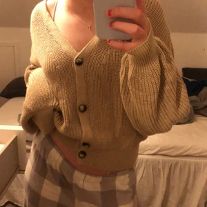 Kofta  - Fin kofta, sparsamt använd. Är storlek L men jag har S och den passar❤️ skriv för fler bilder 