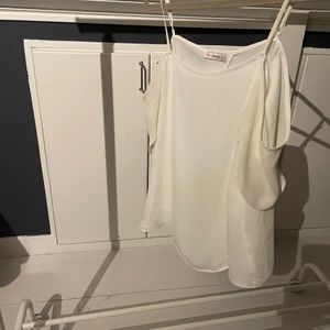 Vitt linne från bershka - Vitt linne från bershka, aldrig använt. Men as cool, då den har en öppning i ryggen. Har du några frågor så är det bara att skiva till mig, antingen i kommentarerna eller privat i chatten till mig. (Kan tänka mig gå ner i pris)