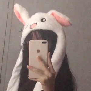 vit bunny hat - supersöt bunny hat! om man trycker på tassarna så lyfter öronen. (bild 1 är lånad)