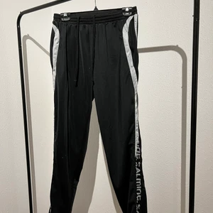 Salming Träningsbyxor Strl M - Svarta Salming Träningsbyxor Strl M. Dragkedja vid ankeln.