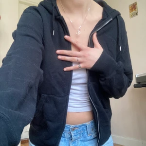 UNIQLO ZIP HOODIE - snyggaste hoodien med dragkedja från uniqlo :)) använd två gånger så i väldigt bra skick! Det är storlek M men passar såklart flera olika storlekar :)