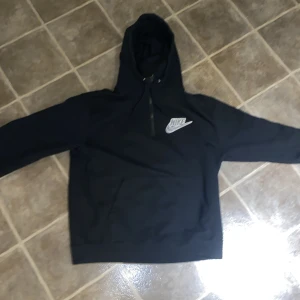 SUPREME X NIKE HALF-ZIP HOODIe - Nästan nyskick använd 1 gång, Strl Large, nypris 4300              PRIS KAN DISKUTERAS  Stock-X verifierad