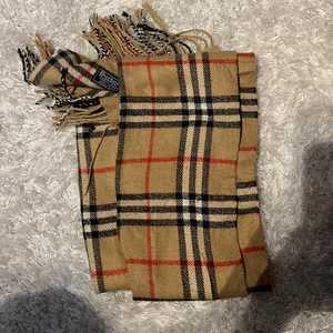 Halsduk  - Säljer min burberry halsduk då den inte kommer till användning cond 7/10 mitt pris 800