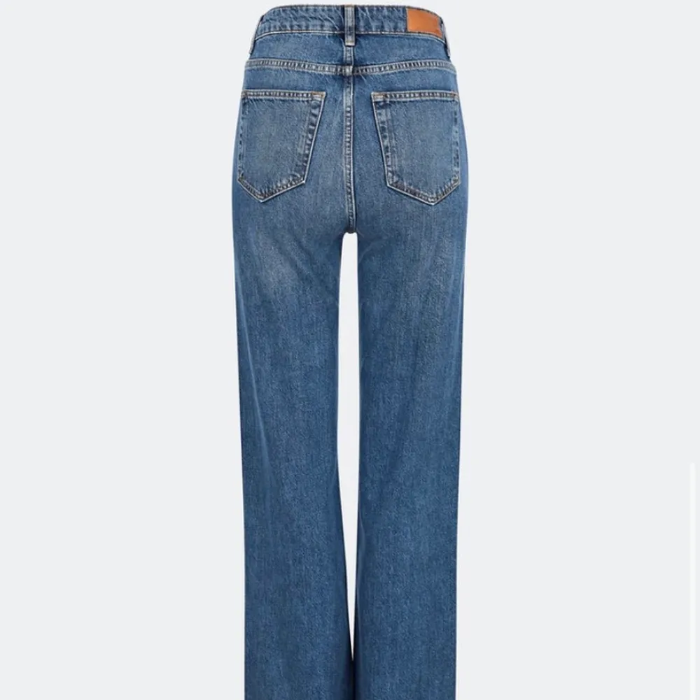 Jättesnygga jeans från bibok i modellen regular wide 550 som inte är mer använda än ett fåtal gånger❤️⭐️💋 Köpta för 599kr. I storlek 25 och jag brukar vanligtvis ha S på jeans❤️. Jeans & Byxor.