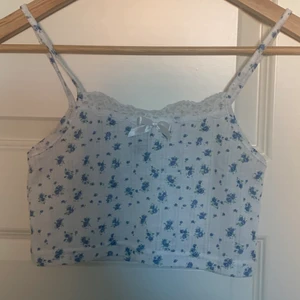 lace vit linne - jäääätte fint linne! säljer pga för lite för mig, använd bara ett par gånger <3 står att det är storlek S men asiatiska mått så den passar bäst XS 