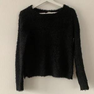 Svart lurvig tröja - Finns också i vit! Svart lurvig tröja som är såå mysig! Passar S-M och är i fint men använt skick. Frakt ingår i priset🥰