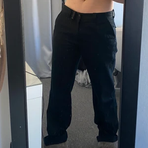 Byxor  - Skor coola svarta byxor, som du ser sitter dem oversize men är så fucking coola! 😍😍 Köparen står för frakt, pris kan diskuteras 🛵