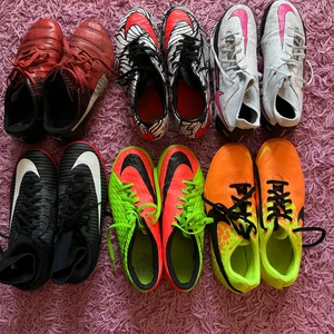 Fotbollsskor Puma, Nike futsal & dobbar - Fotbollsskor i fint skick. De tre på övre raden har dobbar, storl 38,5 , 41 och 42. Futsalskorna är storlekarna 40,5 , 41 och 42. Passa på att fynda inför vårens träningar. Min sons fötter växer snabbt, därav så många utsorterade skor.
