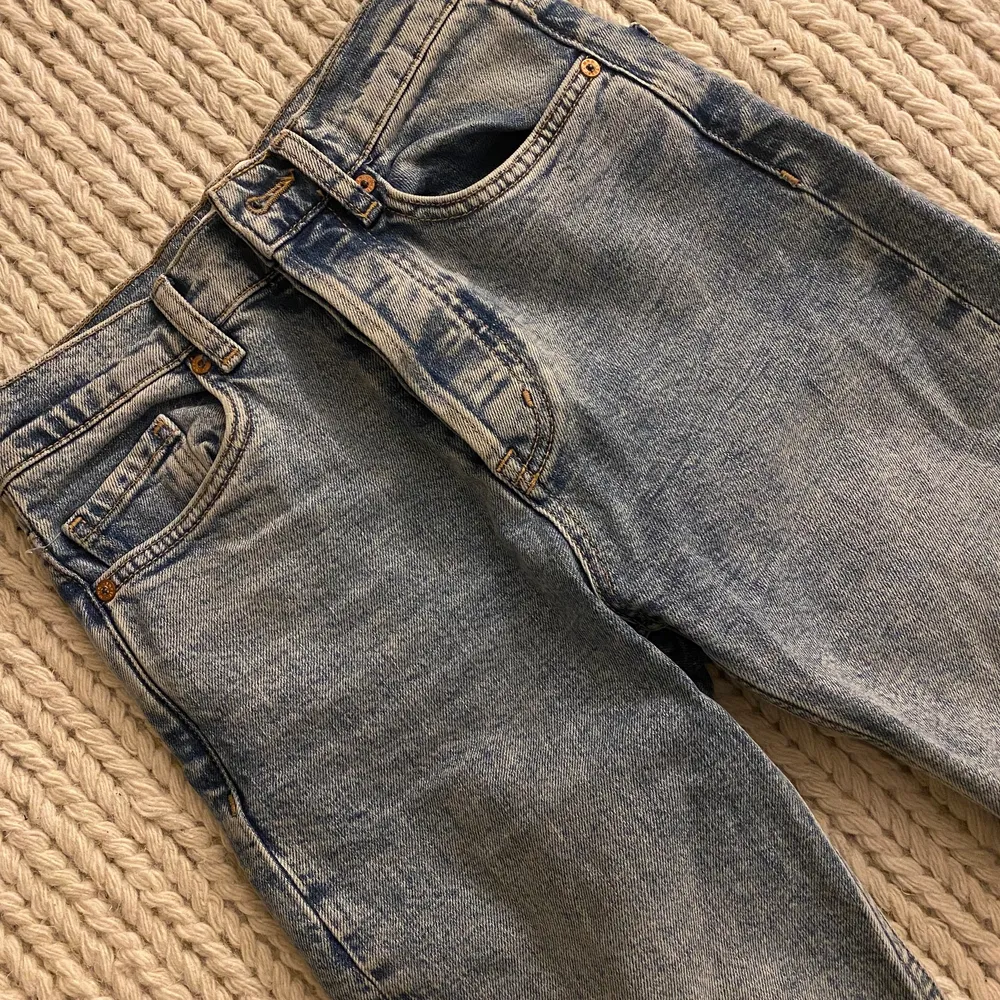 Jeans i en rak modell från MANGO, stl. 34, tighta upptill men raka och mer ”avsappnade” nertill. . Jeans & Byxor.