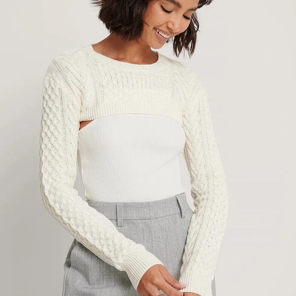 Säljer denna trendiga slutsålda tröjan i vitt från NA-KD. Den har fina stickade mönster och ser jätte snyggt ut och ha med linne under! Nyskick (endast använd 1 gång!). Tröjor & Koftor.