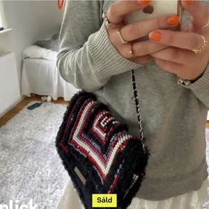 Väska - Väska köpt här på Plick, märke zara. Väskan är testad på en gång, men aldrig använd. Köparen står för frakten. Super snygg väska med blåa, röda och vita pärlor, väskan är rymlig och man får plats med mycket. (Bilder lånade). Har ni några frågor så är det bara att skiva till mig, antingen i kommentarerna eller privat i chatten till mig.