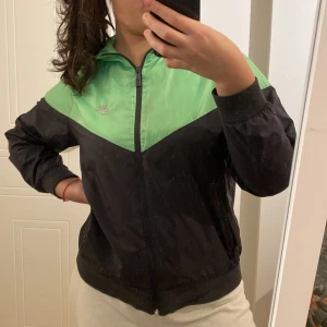 Nike jacka  - grön nike sportjacka : original pris på Nikes hemsida 700 kr 