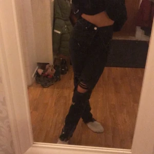Strl s  - Sitter lite stort i midjan på mig ska ha xs men annars sitter de jätte fint och så som de ska svarta fina jeans aldrig använt ute💓