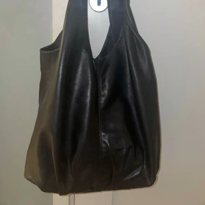 Väska zara - Svart väska i äkta skinn. Tote-modell. Riktigt stor och rymlig, får plats med dator, böcker och gymkläder om man skulle vilja. Har flera mindre fack på insidan och stängs med magnet. Älskar den men har för många väskor. Lägg bud!