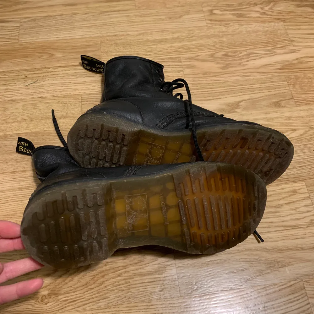 Köpta på eBay för några år sedan. Storlek 39. Väldigt snygga. Ena kängan saknar en sula, men det är bara att sätta i en annan. Kängorna är lite uppslitna vid hälen på insidan, men absolut inget som gör de mindre funktionella. Jag antar att skorna bara slits på det sättet.. Skor.