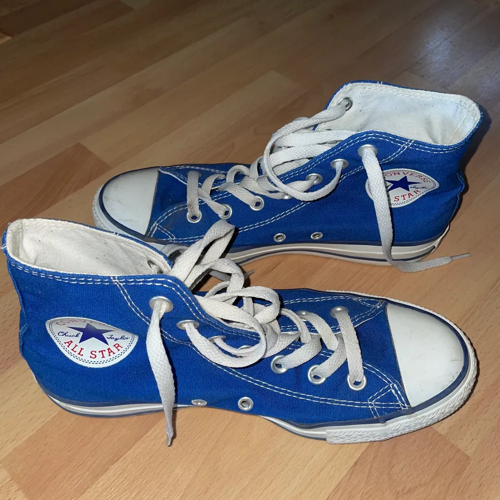 Ett par blå Converse i storlek 39💙 Dem är använda några gånger men är i väldigt fint skick! Säljer då del är för små för mig! . Skor.
