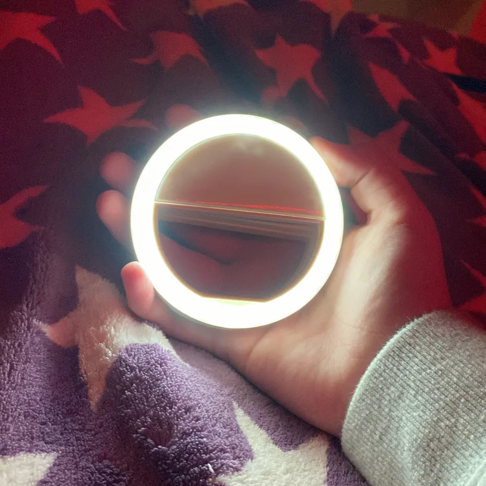 Mini ringlight som man kan sätta på mobilen för bättre ljus till selfies osv.. Accessoarer.