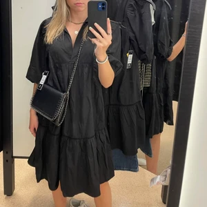 Klänning - Jättesöt klänning som går att användas både på sommarn och vintern🖤🖤 Aldrig använd med prislappar kvar! Säljer då den tyvärr är för stor för mig som annars har xs/s! Köpare står för frakt🖤 Skriv för fler frågor🖤