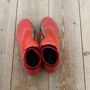 Nike phantom fotbollsko - Fina fotbollskor, använda varsamt. Snören finns inuti. Nypris 800 kr. Pris kan diskuteras.