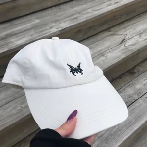 Superfin keps från weekday  - Helt ny, aldrig använd och skitsnygg keps från weekday. Säljer då det inte riktigt är min stil. Kepsen går att spänna där bak så ska nog passa alla 💘💘🦋