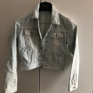 Jeans jacka strl 36 - Ljusblå jeansjacka som tyvärr aldrig kommit till användning. Jag har strl 36 men tycker den är lite för tight och kort i ärmarna fastän de är min storlek           Hoppas den kommer till användning hos någon annan 💙