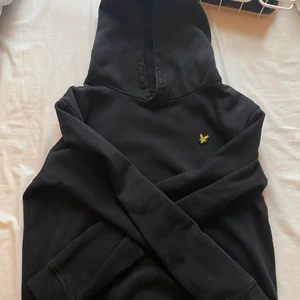 Lyle & Scott hoodie - Lyle & Scott hoodie i jättefint skick. Använd ett fåtal gånger. Stlr 12-13 år