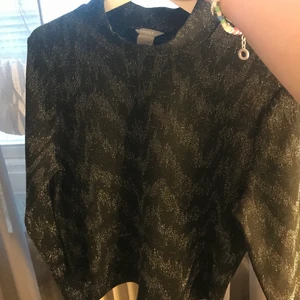 Svart fest topp 🖤 - Säljer denna as balla topp från Lindex!!🖤 perfekt för festligare tillfällen!! Fint glitter material!! Strl L men skulle passa en M/S