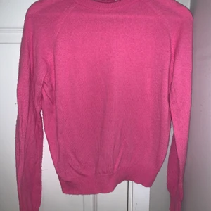 Rosa zara tröja - Supercool rosa ylletröja från zara. Köpt för ca 700kr, säljer för 350kr. Knappt använd. Köparen står för frakt men kan även mötas i Stockholm❤️