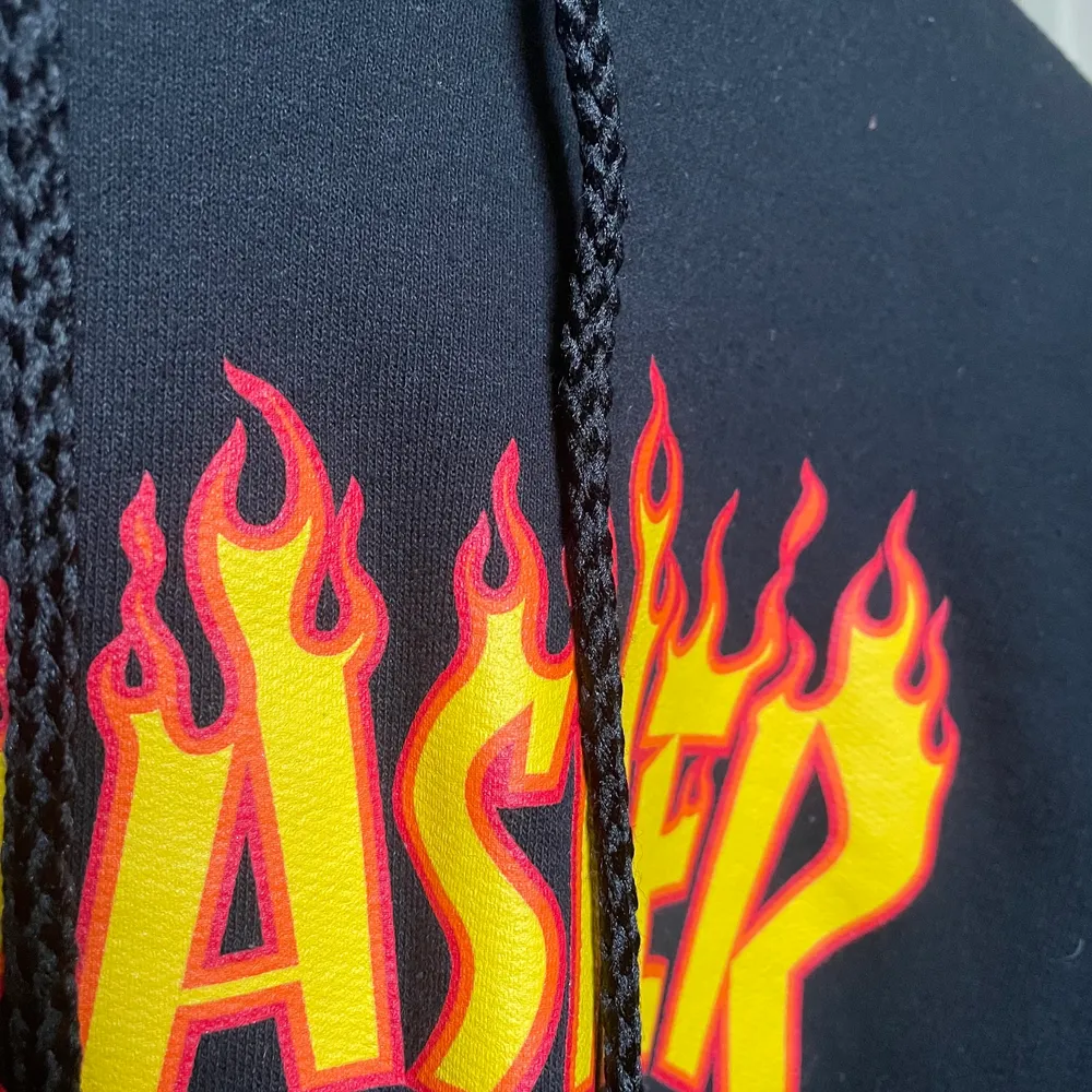 Äkta Thrasher flame hoodie i storlek S, använd fåtal gånger känns som ny. Säljs pga att det inte längre är min stil. (Frakt beror på plaggets storlek) 💞. Tröjor & Koftor.