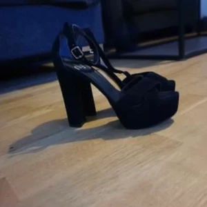 Oanväna NLY klackskor  stl 38/39 - Säljes aldrig använda som ni kan se på sulan på bilden blev köpta inför min student 2018 men användes aldrig då de var lite förstora då de är mer som en 39 i storlek och jag valde att ha lägre skor på min student sedan dess har de bara stått i garderoben. Bud från 199kr