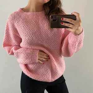 Stickad rosa - Super mysig rosa stickad tröja, perfekt nu till vintern! Storlek S-M💕💕 väldigt bra skick och nästan aldrig använd! Frakt tillkommer 