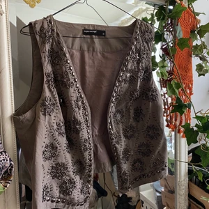 Väst med glitter  - Säljer denna bruna väst! Frakt: 66kr😇🌸