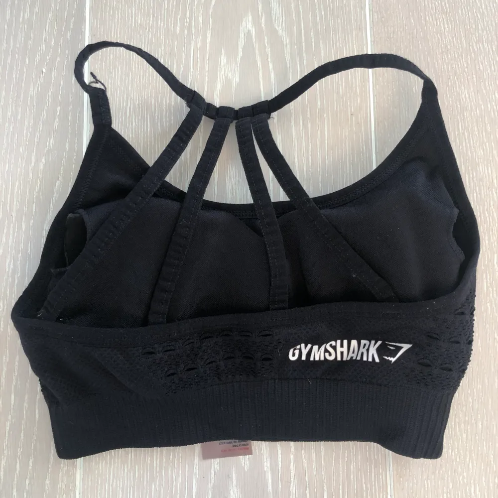 Gymshark energy + seamless sport bh i svart i storlek XS. Har uttagbara kupor. Köptes för något år sedan och endast använd någon gång. Slutsåld. Exakt modell säljs inte längre. Nypris för liknande modell 449kr.. Övrigt.